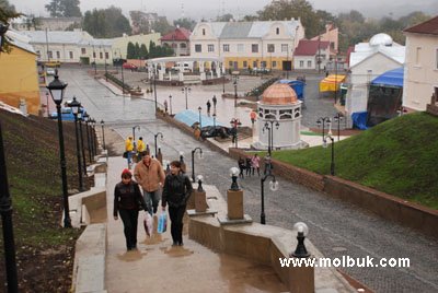 Квітковий годинник, зірки співакам і герби побратимам