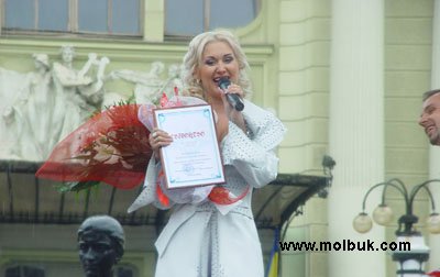 Квітковий годинник, зірки співакам і герби побратимам