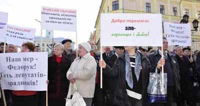 Чернівчани вимагають розпуску міської ради