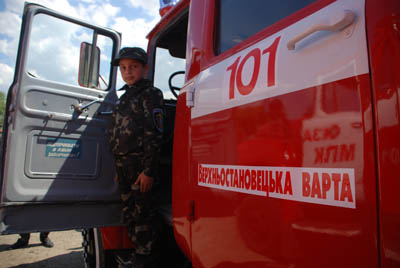 На Буковині пожежники витягнули пасажирів із палаючого авто (ФОТО)