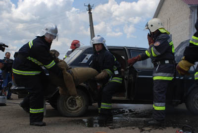 На Буковині пожежники витягнули пасажирів із палаючого авто (ФОТО)