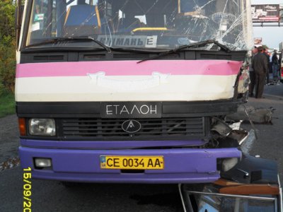 «Мерседес» врізався в автобус «Еталон» (ФОТО)