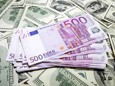 Українці менше скуповують долари та євро