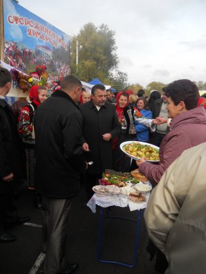 Чернівчан частували самогоном