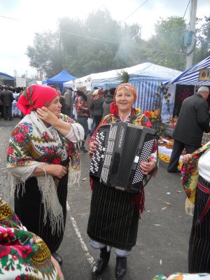 Чернівчан частували самогоном