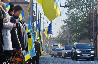 Янукович не оцінив зустрічальників вздовж дороги у Чернівцях