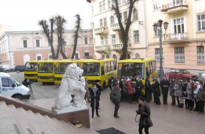 Школярі Буковини отримали п'ять нових шкільних автобусів
