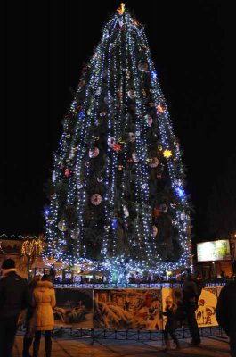 Новорічна ялинка і Різдвяне містечко в Чернівцях