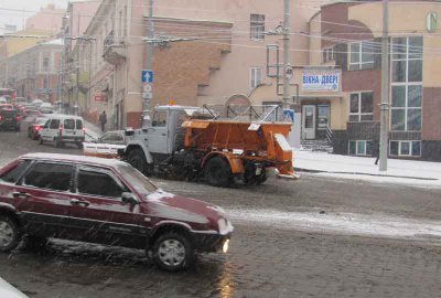 У Чернівцях дороги почали підсипати ще вночі