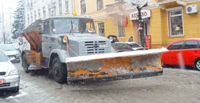 Влада Чернівців запевняє, що розчищає сніг навіть на Гарячому Урбані