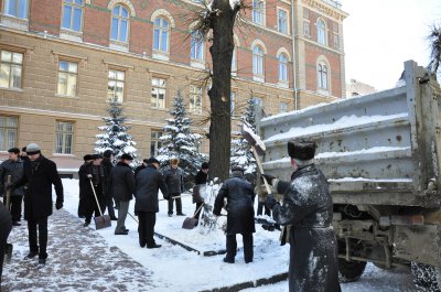 Папієв відкидав сніг біля “будинку з левами”