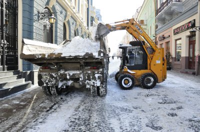 Папієв відкидав сніг біля “будинку з левами”