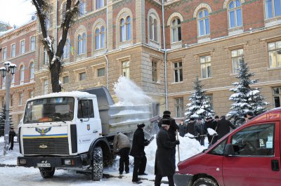 Папієв відкидав сніг біля “будинку з левами”