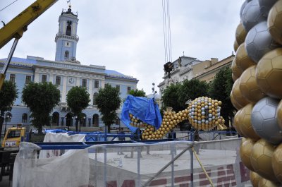 У Чернівцях почали встановлювати скульптури до Євро-2012