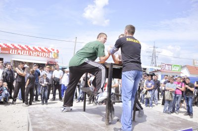 Переможець турніру з реслингу в Чернівцях з’їсть 10 кілограмів шашликів зі своїми друзями