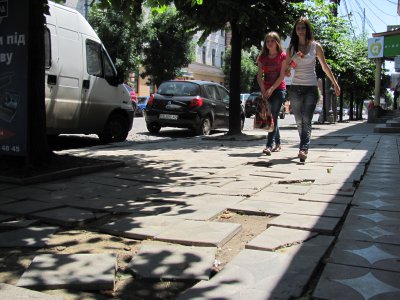 На Головній та Червоноармійській у Чернівцях мінятимуть тротуарну плитку