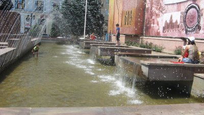 Від спеки чернівчани рятуються у фонтанах