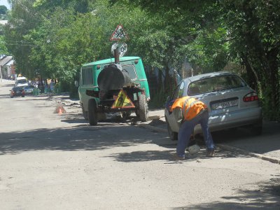 Дороги заливають смолою із чайника