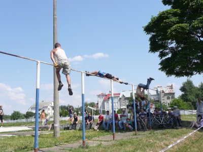 У Чернівцях змагалися спортсмени у вправах на турніках