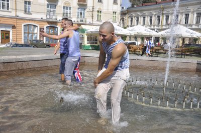 У центрі Чернівців десантники купалися у фонтані