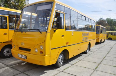 Школам роздали автобуси, але не сказали звідки гроші