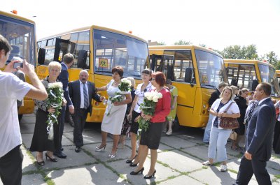 Школам роздали автобуси, але не сказали звідки гроші