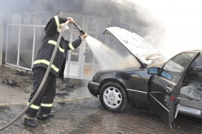 У Чернівцях поблизу офісу МНС загорілась іномарка