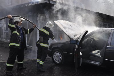 У Чернівцях поблизу офісу МНС загорілась іномарка