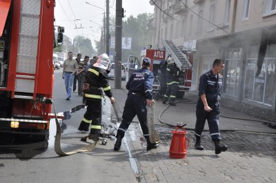 У Чернівцях поблизу офісу МНС загорілась іномарка
