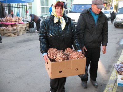 На Черновицких рынках грибы продают ведрами