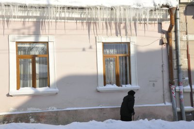 Півметрові бурульки висять над головами