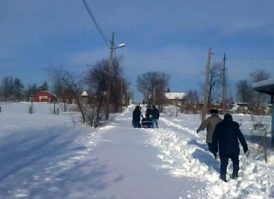 У Чернівцях несуть труну на цвинтар на руках, неможливо проїхати. Відео