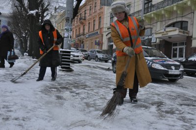 Сніг у центрі Чернівців прибирають до приїзду міністрів?
