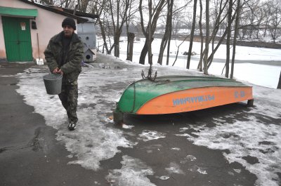 Рибалки заполонили річку Прут у Чернівцях