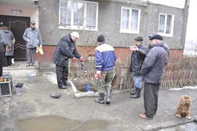 Новоспечений депутат у Чернівцях прочистив каналізацію і роздавав дітям автографи