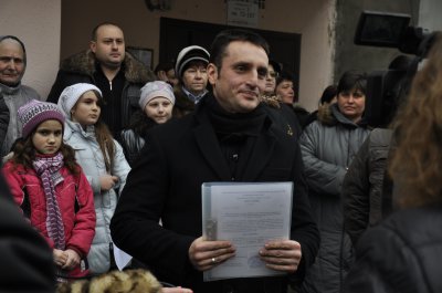 Новоспечений депутат у Чернівцях прочистив каналізацію і роздавав дітям автографи