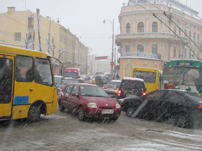 У Чернівцях через сніг затори на всіх вулицях