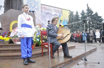 У Чернівцях влада вшанувала Кобзаря півгодинними урочистостями