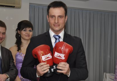 Білогорка на балу в Чернівцях "розжився" боксерськими рукавичками за 55 тисяч гривень
