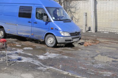 У Чернівцях ями на дорогах закладають цеглою