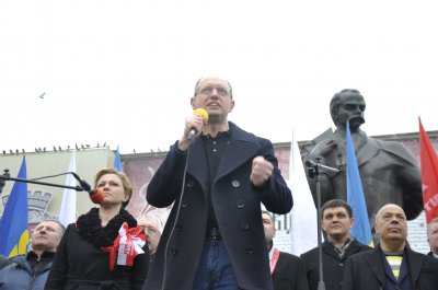 У Чернівцях Яценюк буковинською говіркою звернувся до семи тисяч людей