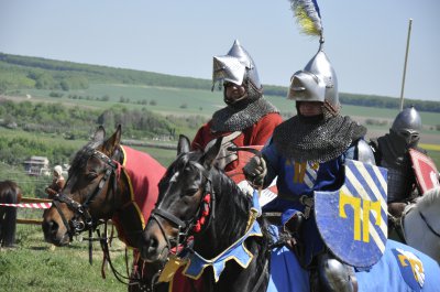 У спекотному Хотині лицарі у важких металевих обладунках билися на конях