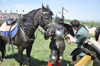 У спекотному Хотині лицарі у важких металевих обладунках билися на конях