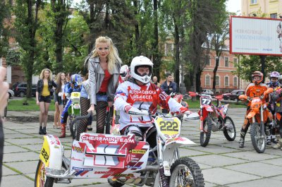 На флеш-мобі пропонували осідлати чемпіонську техніку