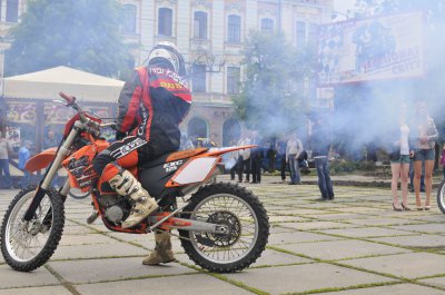 На флеш-мобі пропонували осідлати чемпіонську техніку