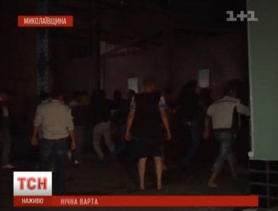 На Миколаївщині обурений натовп розтрощив райвідділ міліції