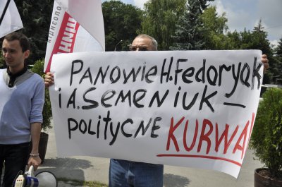 У Чернівцях біля готелю ганьбили депутатів-"зрадників"