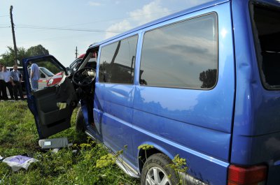 Жахливе ДТП у Чернівцях: потяг протаранив бус. Водій загинув