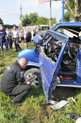 Жахливе ДТП у Чернівцях: потяг протаранив бус. Водій загинув