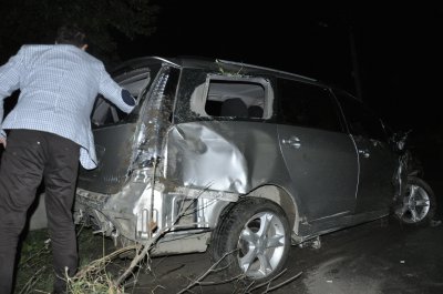 У Чернівцях іномарка влетіла у відбійник і розтрощила стовп